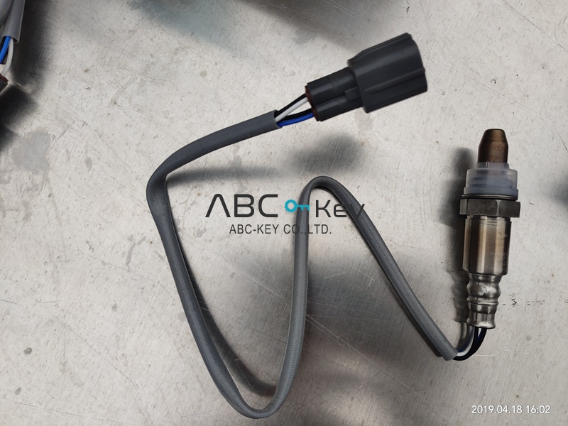 Automotive front oxygen sensor for HIACE Toyota 2013 model 2KD 89467-26030 DENSO 0200